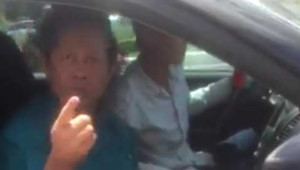 Hình ảnh người đàn ông ngồi trên xe không ngừng chửi bới, lăng mạ CSGT và dọa sẽ cách chức Giám đốc Công an Cần Thơ