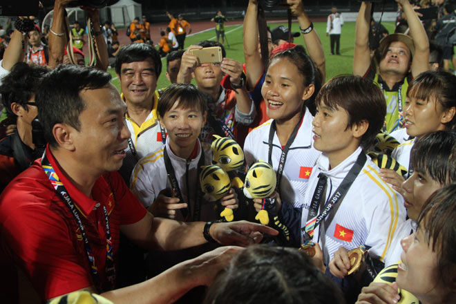 Ông Trần Quốc Tuấn – Phó chủ tịch thường trực VFF quan tâm động viên, thưởng lớn cho các tuyển thủ nữ