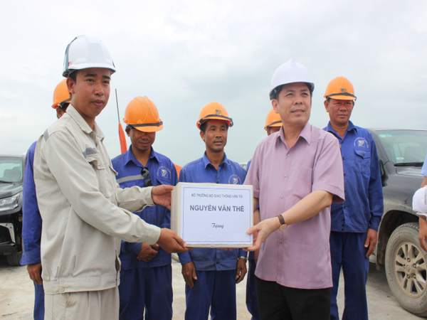 Bộ trưởng trao quà cho công nhân trên công trường thi công dự án cầu Việt Trì - Ba Vì