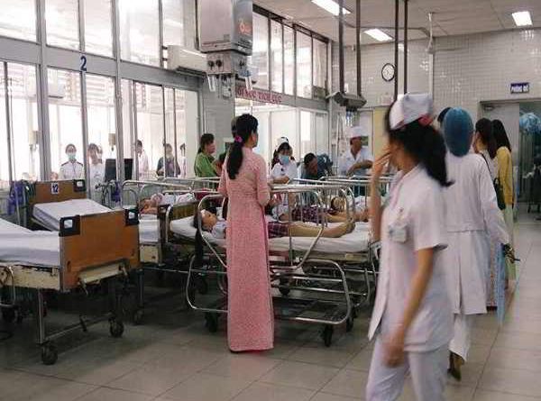 Sập giàn giáo khiến 25 học sinh bị thương khi dự lễ 20/11 ở Sài Gòn