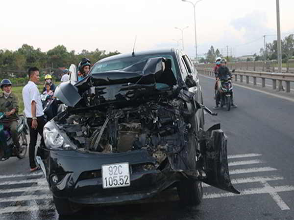 Tai nạn liên hoàn ở Quảng Nam khiến tài xế tử vong tại chỗ