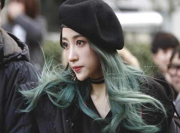 Nhuộm tóc màu xanh rêu cực chất cho cô nàng hiện đại