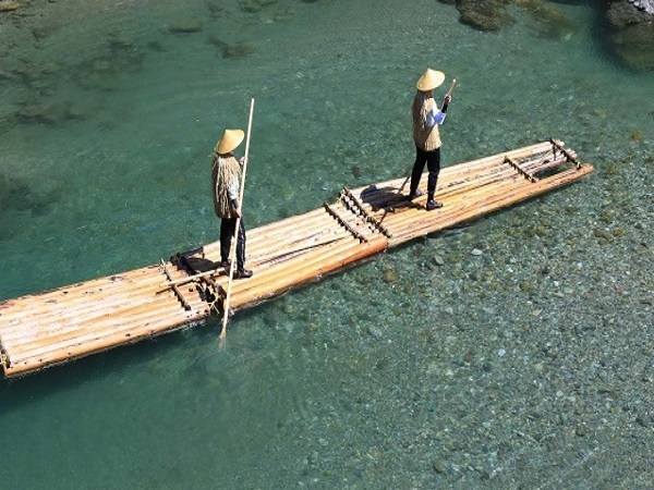 Chiêm bao thấy bè gỗ trôi trên sông