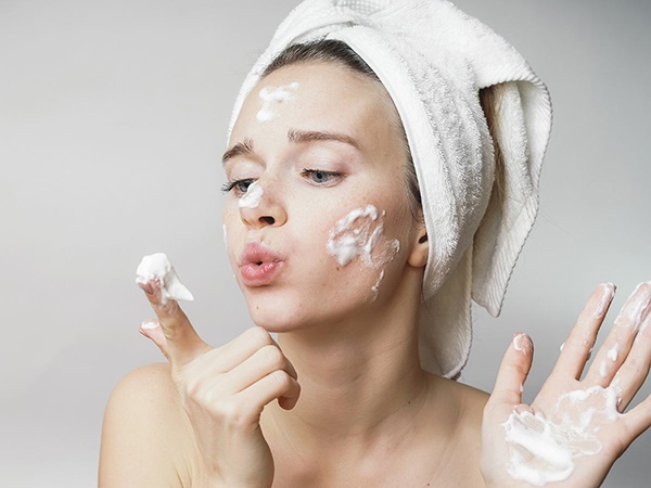 Sữa rửa mặt là bước đầu tiên và rất quan trọng