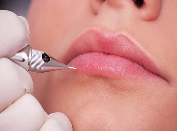 Phun môi là gì? Ưu nhược điểm của việc phun môi ra sao