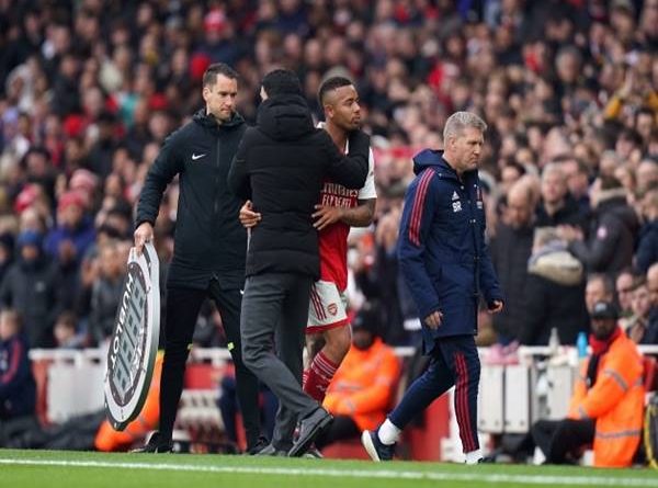 Tin Arsenal 4/4: HLV Arteta dành lời khen đặc biệt cho Jesus