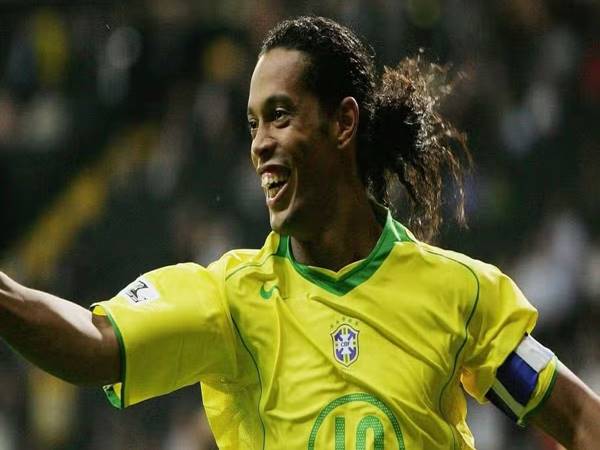 Tiền vệ Brazil Ronaldinho xuất sắc nhất
