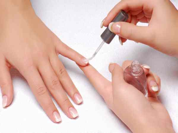 Dưỡng móng tay với dầu ô liu