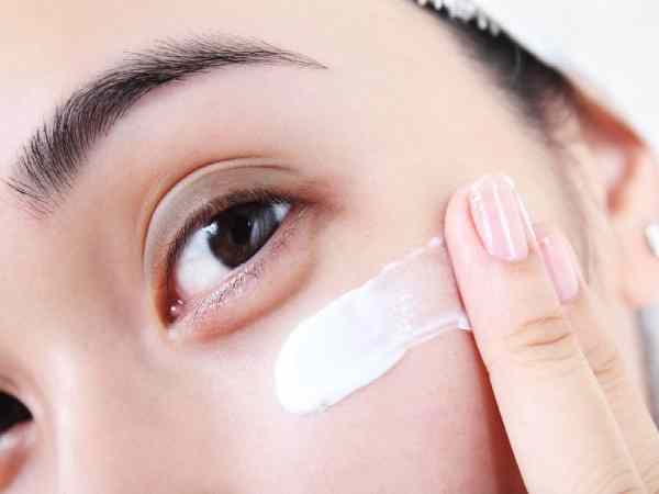Thoa kem lót cho mắt trước kem nền Thoa kem lót cho mắt trước kem nền