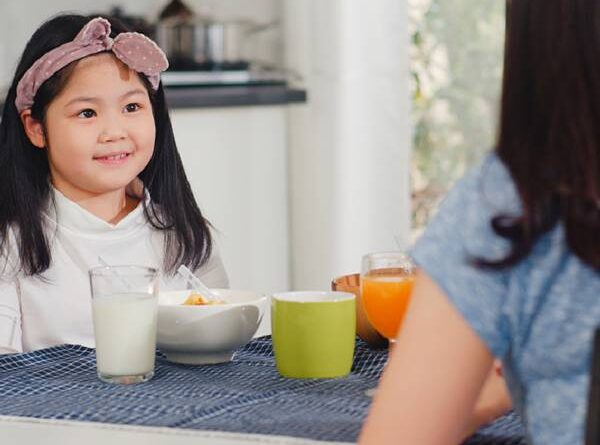 Những loại sữa làm trẻ dậy thì sớm