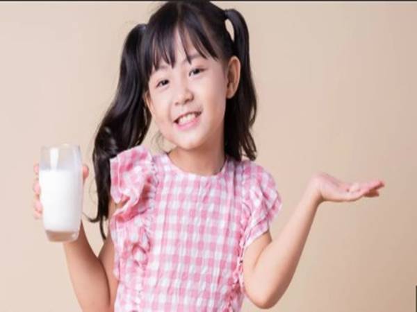 Vì sao sữa làm trẻ dậy thì sớm