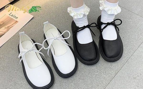 Giày Mary Jane kết hợp tất trắng