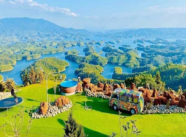 hồ Tà Đùng là một cụm hồ nước khổng lồ với hơn 40 hòn đảo lớn nhỏ