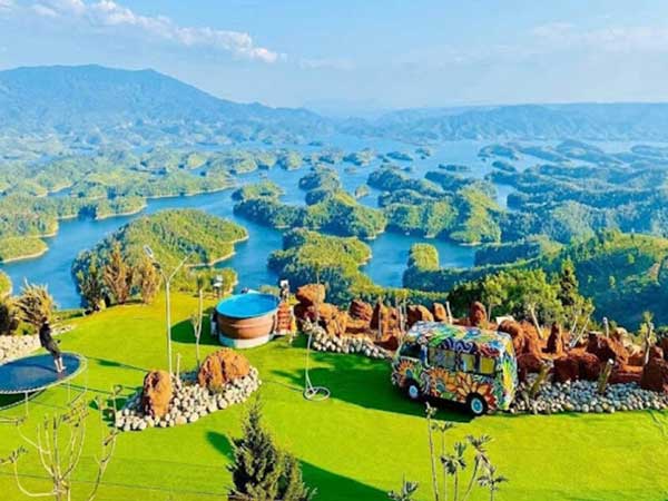 hồ Tà Đùng là một cụm hồ nước khổng lồ với hơn 40 hòn đảo lớn nhỏ