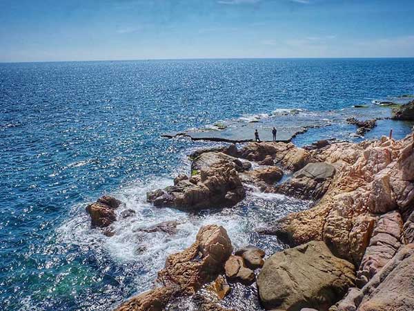 Hang Rái là một quần thể đá và rạn san hô ven biển tạo hình kỳ lạ