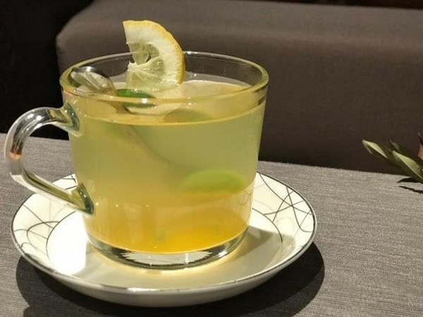 Nước chanh ấm là nước uống giúp đốt mỡ