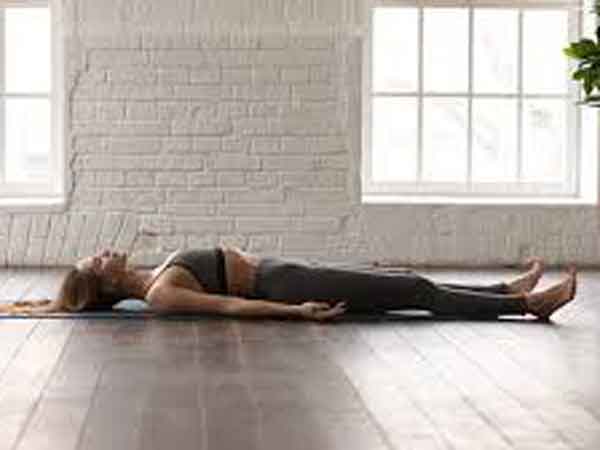 Tư thế yoga xác chết giúp bà bầu thư giãn sâu toàn thân và ngủ ngon hơn