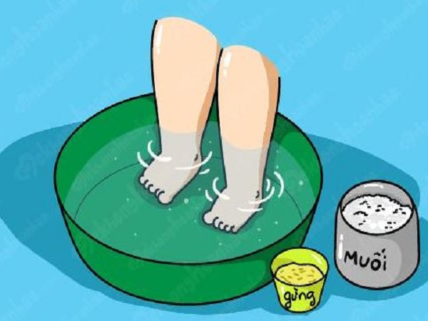 Ngâm chân với nước ấm pha muối hoặc gừng