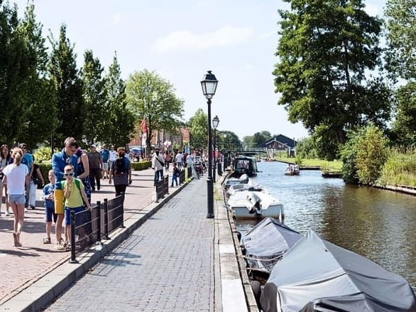 Đến ngôi làng Giethoorn bạn có thể đạp xe hoặc đi bộ